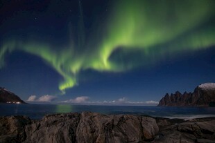夜空下的绚烂北极光景观