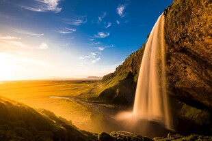 壮丽山间瀑布美景
