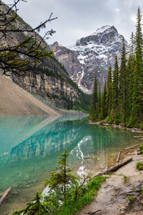 山间碧湖美景