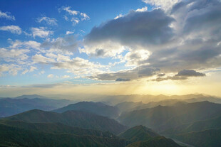 壮丽山间日出美景