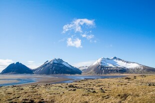 壮丽雪山与开阔原野景观