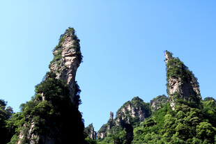 奇峰耸立的壮美山林景观