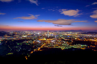 城市璀璨夜景俯瞰图