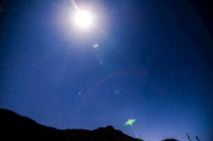 夜空流星与明亮月光景象