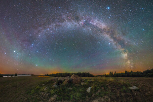 璀璨星空下的壮丽自然景观