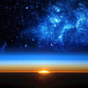 日出星空交映的壮丽景象