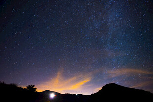 山间月夜星空美景