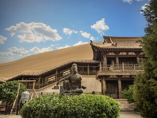 敦煌月牙泉鸣沙山自然风光
