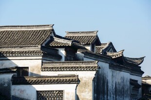古镇的黑白建筑