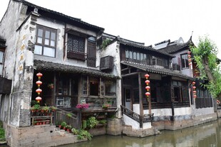 江南水乡古宅临水而立