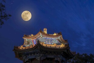 月夜下的华丽中式古建筑