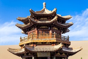 秋天敦煌鸣沙山景区鸣月阁局部