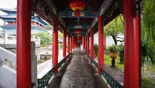 丽江古城木府古建筑走廊