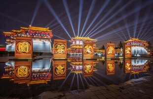 璀璨灯光映照古建夜景
