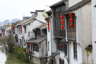 江南水乡古建筑挂红灯笼