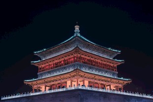 夜幕下的中式古建筑