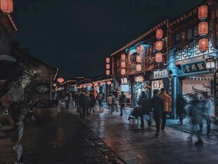 古街夜景 人群漫步赏灯