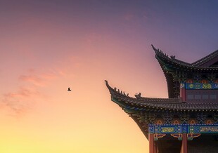 夕阳下的中式古建筑一角