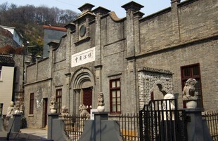 古老建筑前的人物与景致
