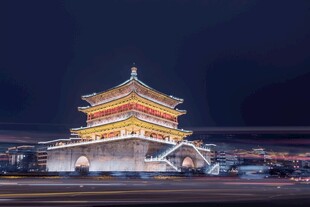 夜晚璀璨的中式古建筑
