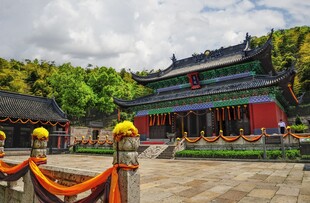 中式古建筑前的石狮子景观