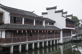 江南水乡古建筑临水而立
