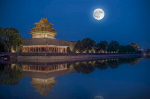 月夜下的古建筑倒影