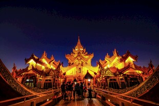 璀璨夜景中的华丽寺庙建筑