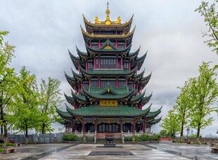 中式古塔绿树环绕的美景