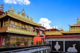 拉萨古建筑尽显藏式风情