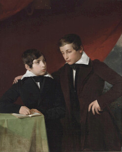 复古装扮的两人桌边互动