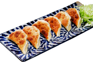 日式煎饺摆放在特色盘中