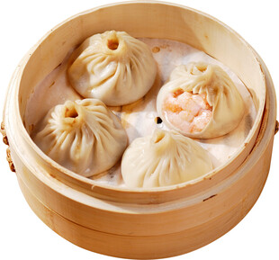 竹制蒸笼里的鲜虾小笼包