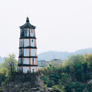 山间古塔楼