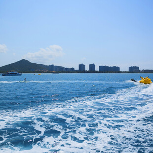 海上快艇激起白色浪花