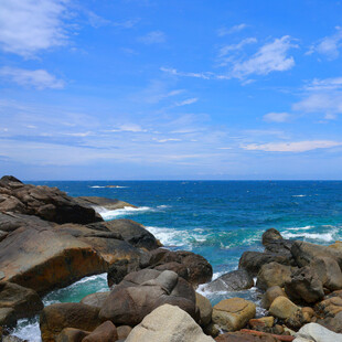 海边嶙峋礁石与蔚蓝大海