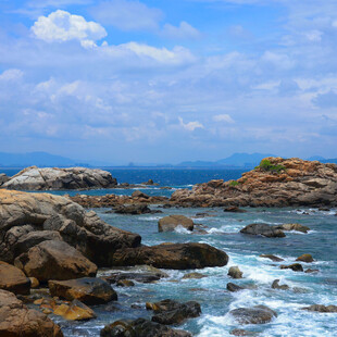 海边礁石与海浪的美丽景致