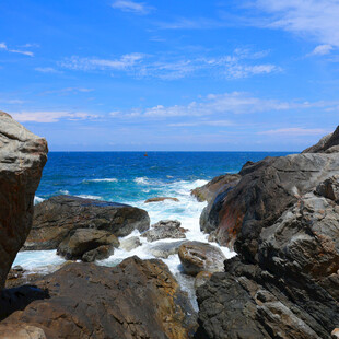 海边嶙峋礁石与碧蓝大海