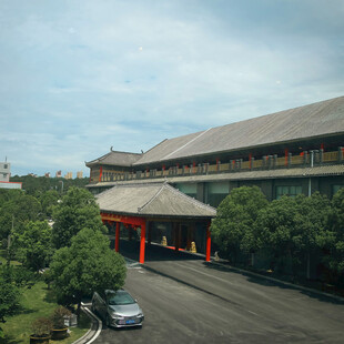 中式古建筑前的开阔道路