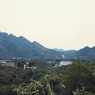山间绿意与远处建筑景观