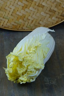新鲜白菜摆于古朴背景中