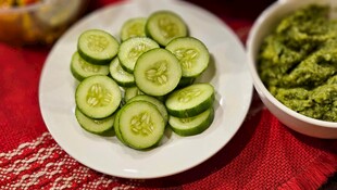 清爽黄瓜片与绿色酱料