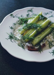 盘中腌黄瓜配香草