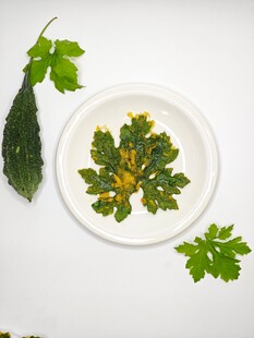 盘中绿叶蔬菜及周边食材