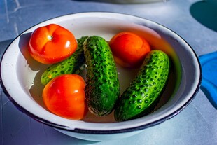碗中新鲜番茄与黄瓜