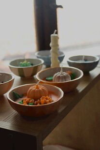 多彩美食摆于木桌之上