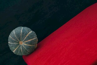 红布上的南瓜