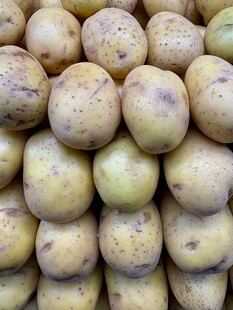 一堆新鲜的土豆堆叠