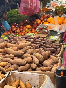 集市上的多样新鲜农产品