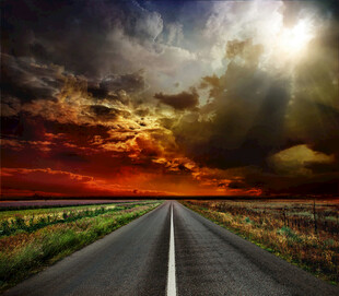 夕阳下的旷野公路